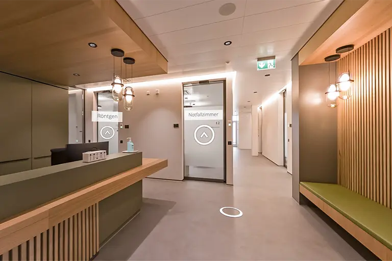 Interaktiver 360°-Rundgang durch den Empfangsbereich einer modernen Arztpraxis.