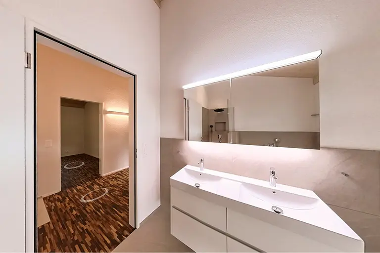 360°-Ansicht eines modernen Badezimmers mit Blick in die angrenzenden Wohnräume.