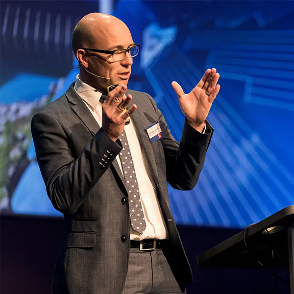 Referent hält einen Fachvortrag auf einer Konferenz. Professionelle Eventfotografie für Unternehmen, Kongresse und Firmenveranstaltungen.