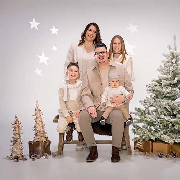 Stimmungsbeispiel aus einem Weihnachtsshooting in Zofingen mit Familie in einem hellen Weihnachtsset mit Sternen und festlicher Dekoration.