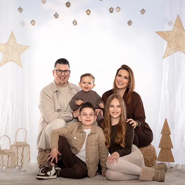 Stimmungsbeispiel aus einem Weihnachtsshooting in Zofingen mit Familie in einem hellen, winterlich dekorierten Weihnachtsset.
