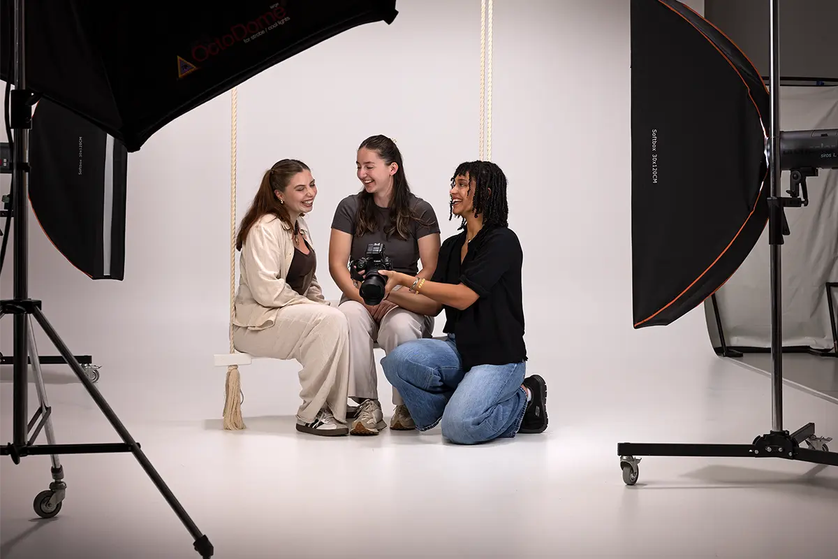 Drei Frauen bei einem Fotoshooting im Fotostudio Fokus in Zofingen