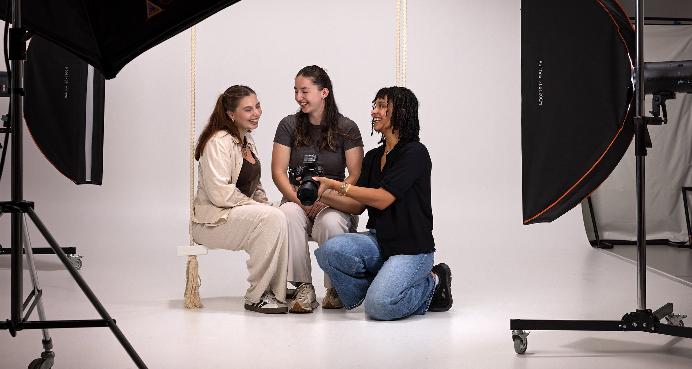 Drei Frauen bei einem Fotoshooting im Fotostudio Fokus in Zofingen