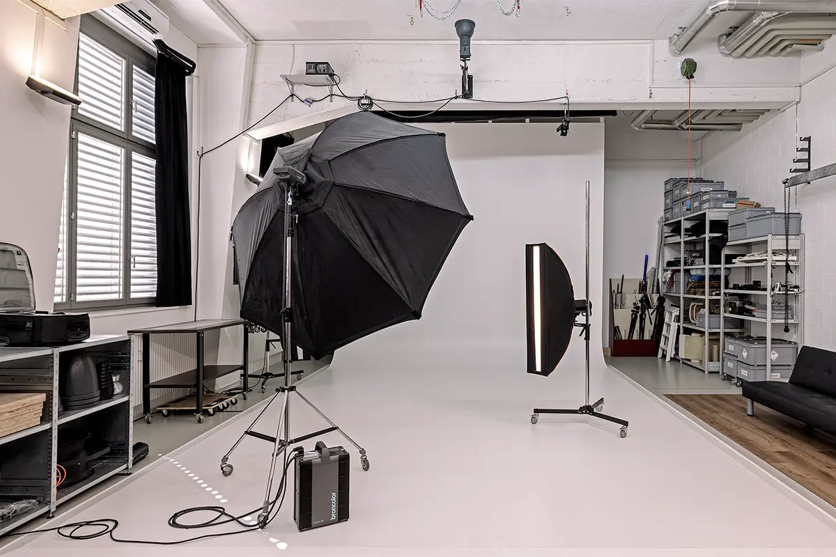 Professionell ausgestatteter Aufnahmeraum des Fotostudios Fokus in Zofingen