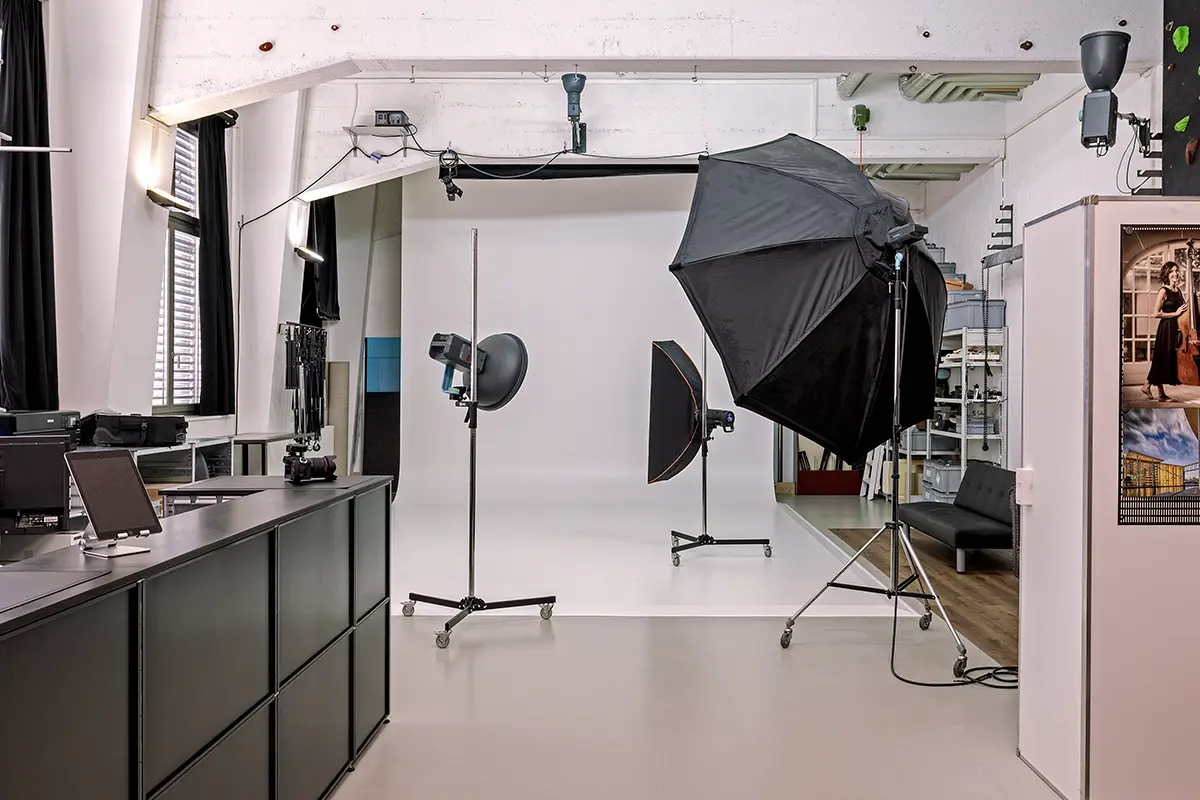 Aufnahmeraum mit professioneller Lichttechnik im Fotostudio Fokus in Zofingen
